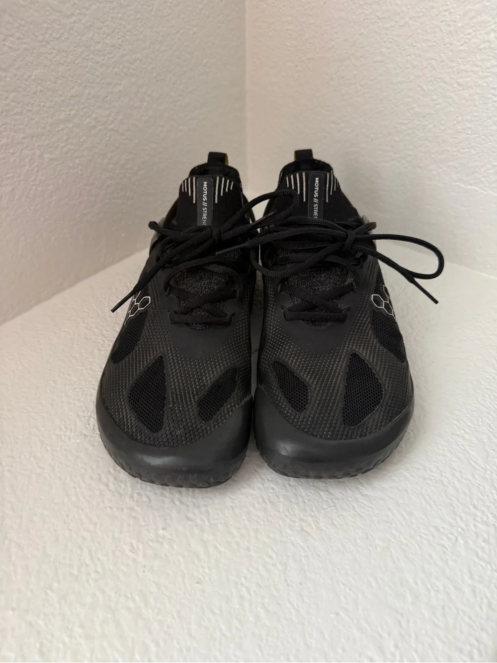 Vivobarefoot Motus Strength – Black